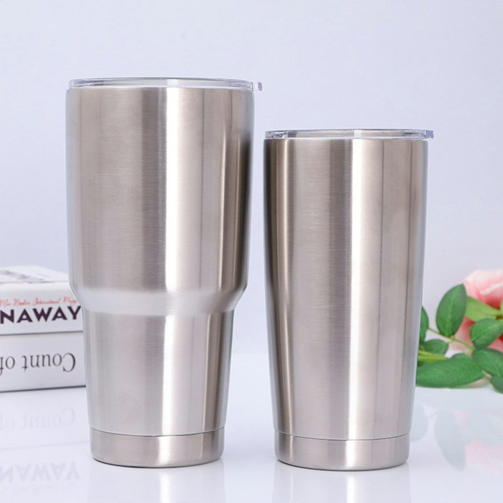 Dua gelas tumbler stainless steel berukuran berbeda dengan tutup transparan.