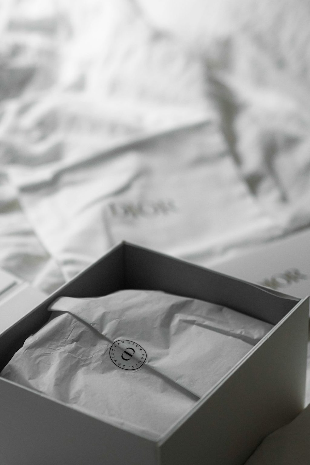 Paket percetakan dengan contoh bahan kertas untuk brosur, menu, dan katalog promosi.
