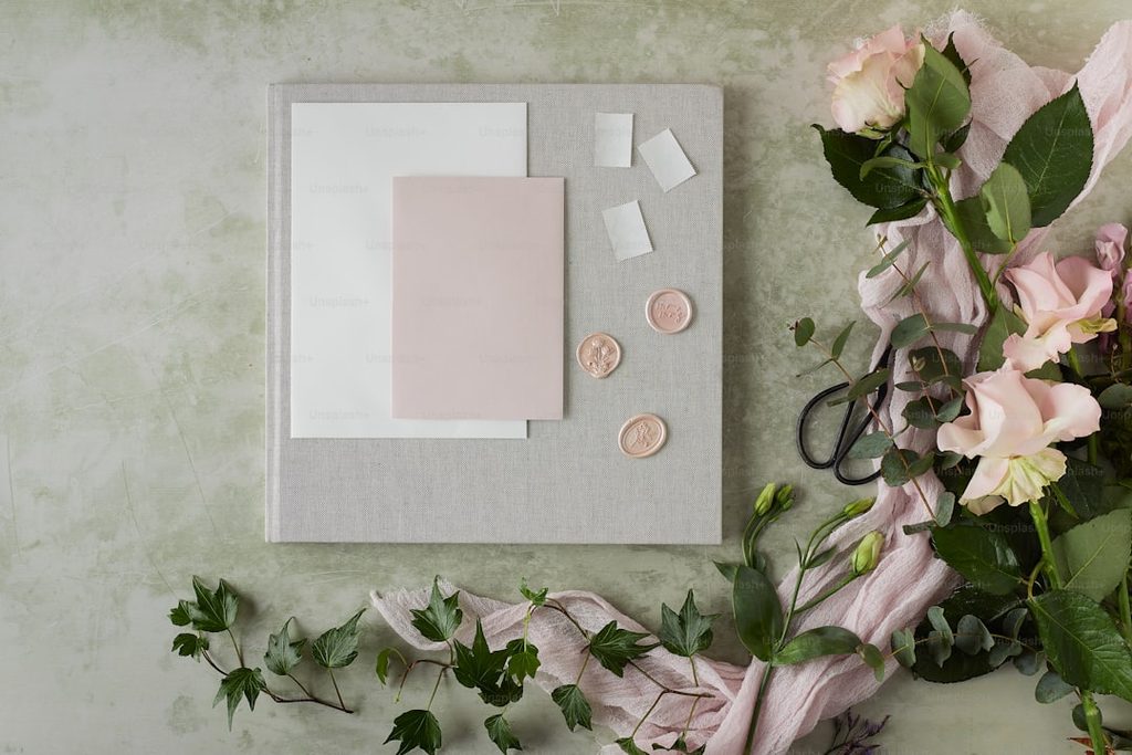 Undangan elegan dengan warna pink dan hijau muda, ideal untuk acara pernikahan atau acara formal.