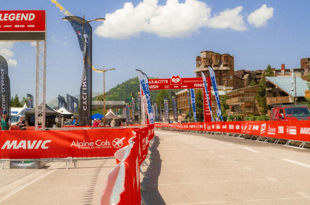 Gambar menunjukkan area percetakan online dengan banner dan stand promosi.