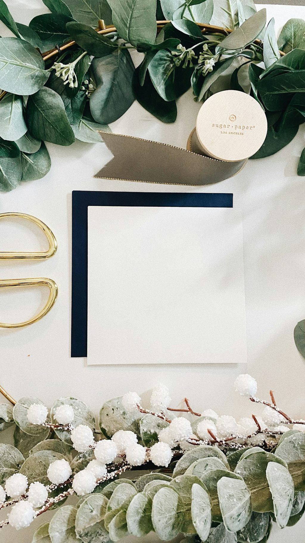 Gambar menunjukkan lembaran kertas putih dengan bordir hitam dan dekorasi tajuk hijau dan putih, cocok untuk desain brosur atau kartu nama.