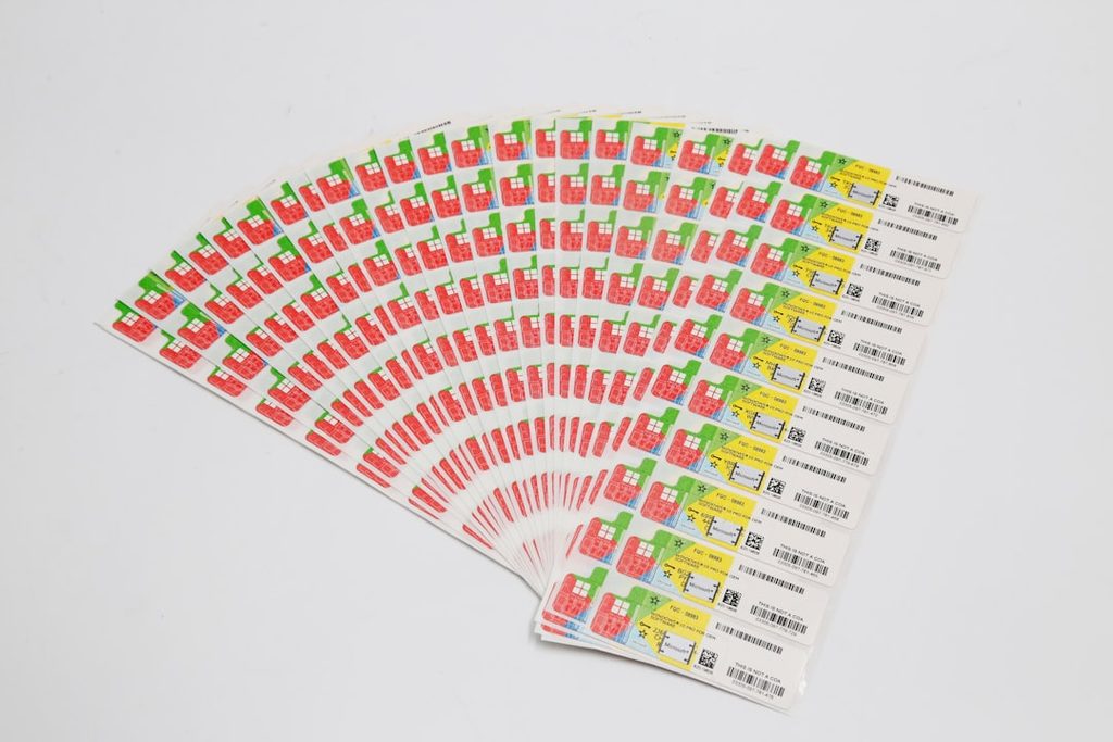 Gambar menunjukkan lembaran sticker yang telah dicetak dan dipotong menjadi beberapa stiker kecil.