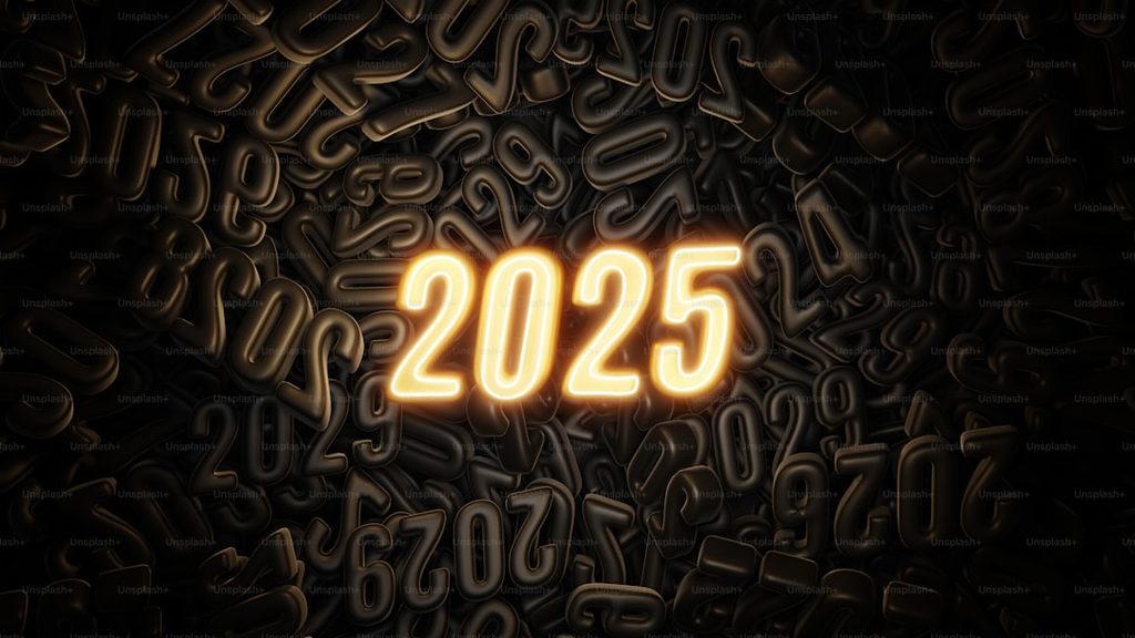 Tahun 2025 terang di tengah huruf-huruf hitam untuk konsep desain banner promosi