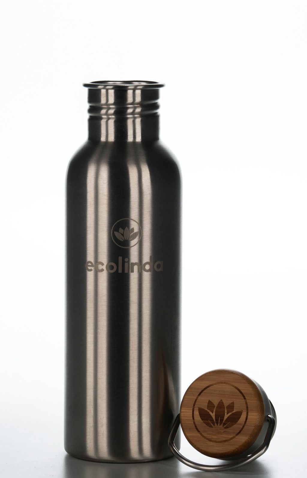 Botol minum stainless steel dengan tutup kayu untuk souvenir acara dan promosi brand.