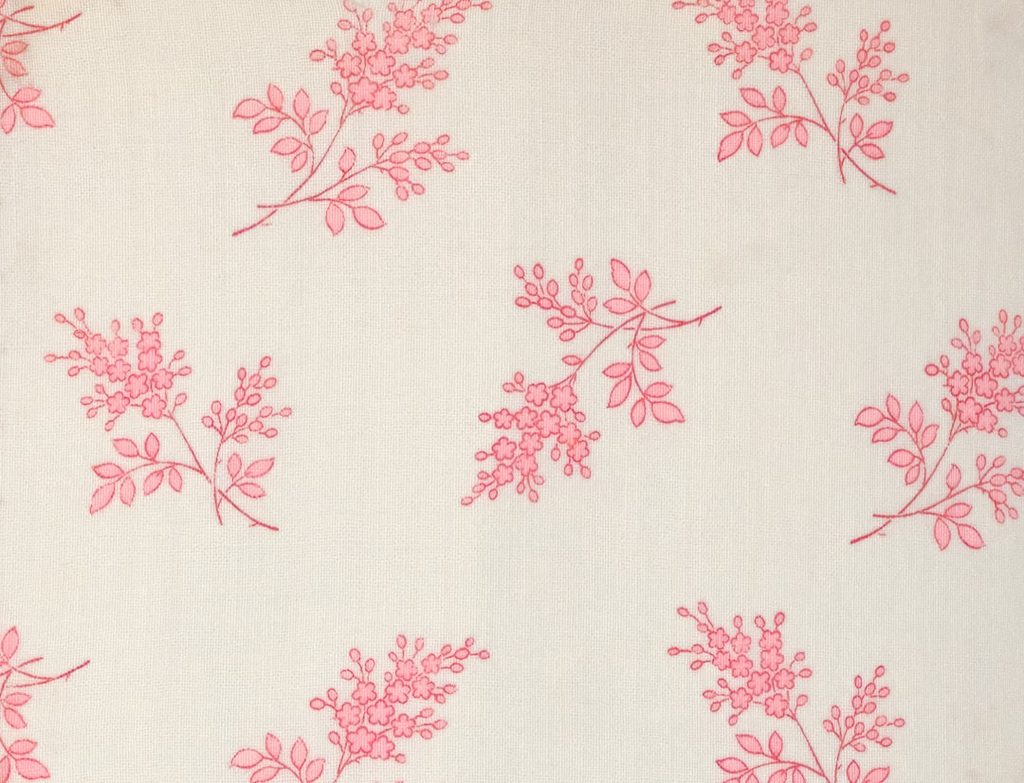 Motif bunga kecil warna pink pada kertas putih untuk menggambarkan pentingnya kualitas bahan flyer yang rapi dan menarik