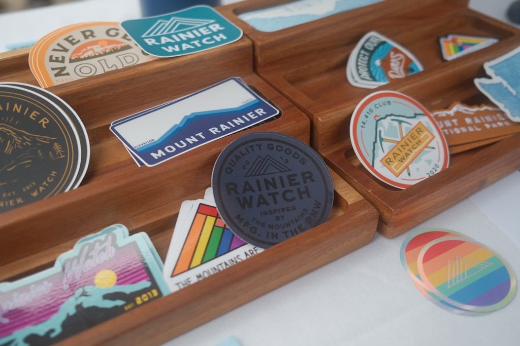 Stiker desain menarik untuk promosi dan branding.