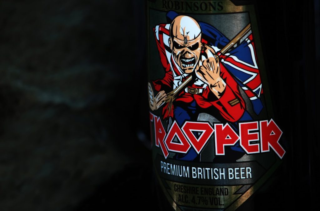 Label bir Trooper dengan karakter ikonik dan detail visual tegas, contoh desain label premium yang kuat untuk edisi terbatas.