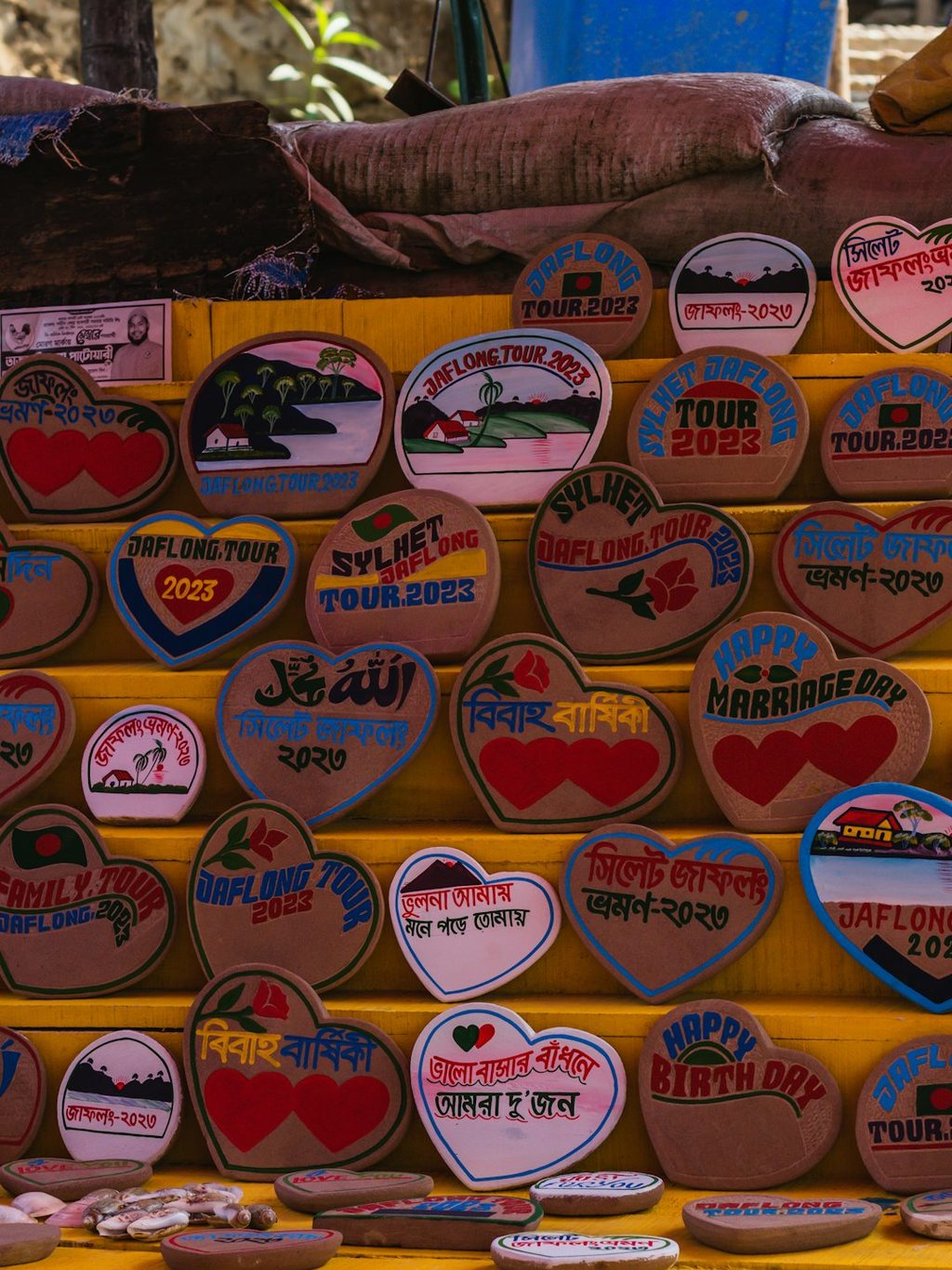 Stiker berbentuk hati dengan berbagai pesan dan motif, cocok untuk souvenir atau dekorasi.