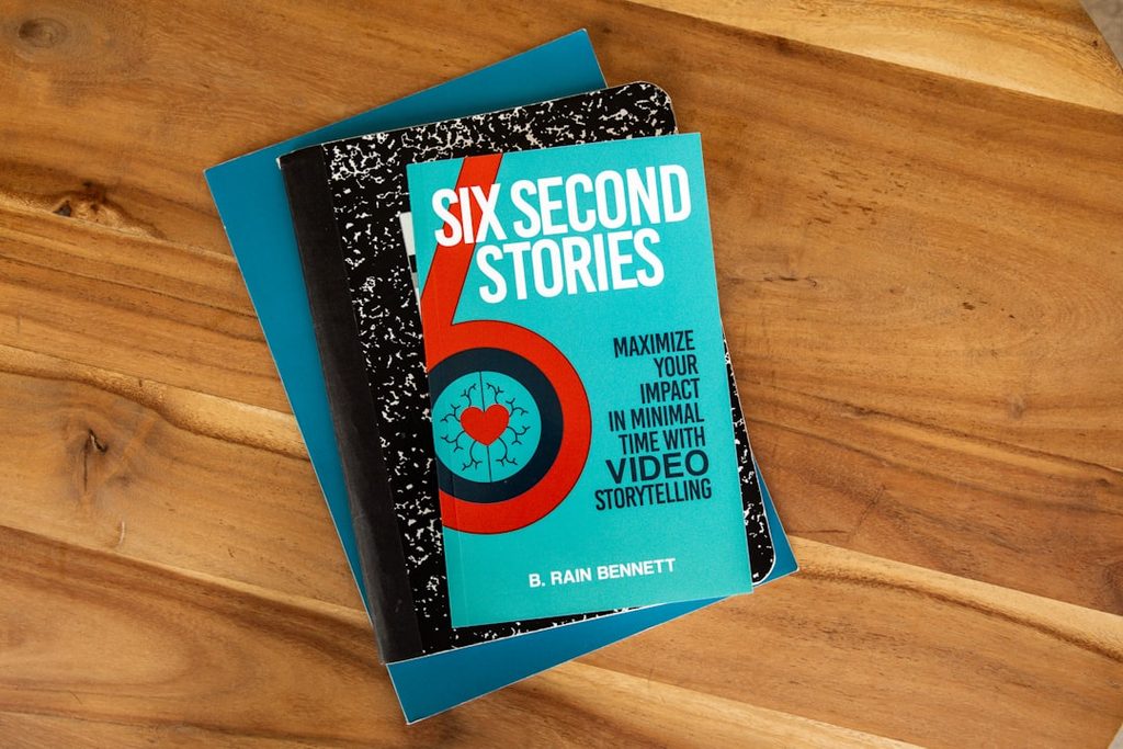 Buku storytelling berwarna cerah sebagai ilustrasi pentingnya konsistensi visual brand dalam membangun repeat order.