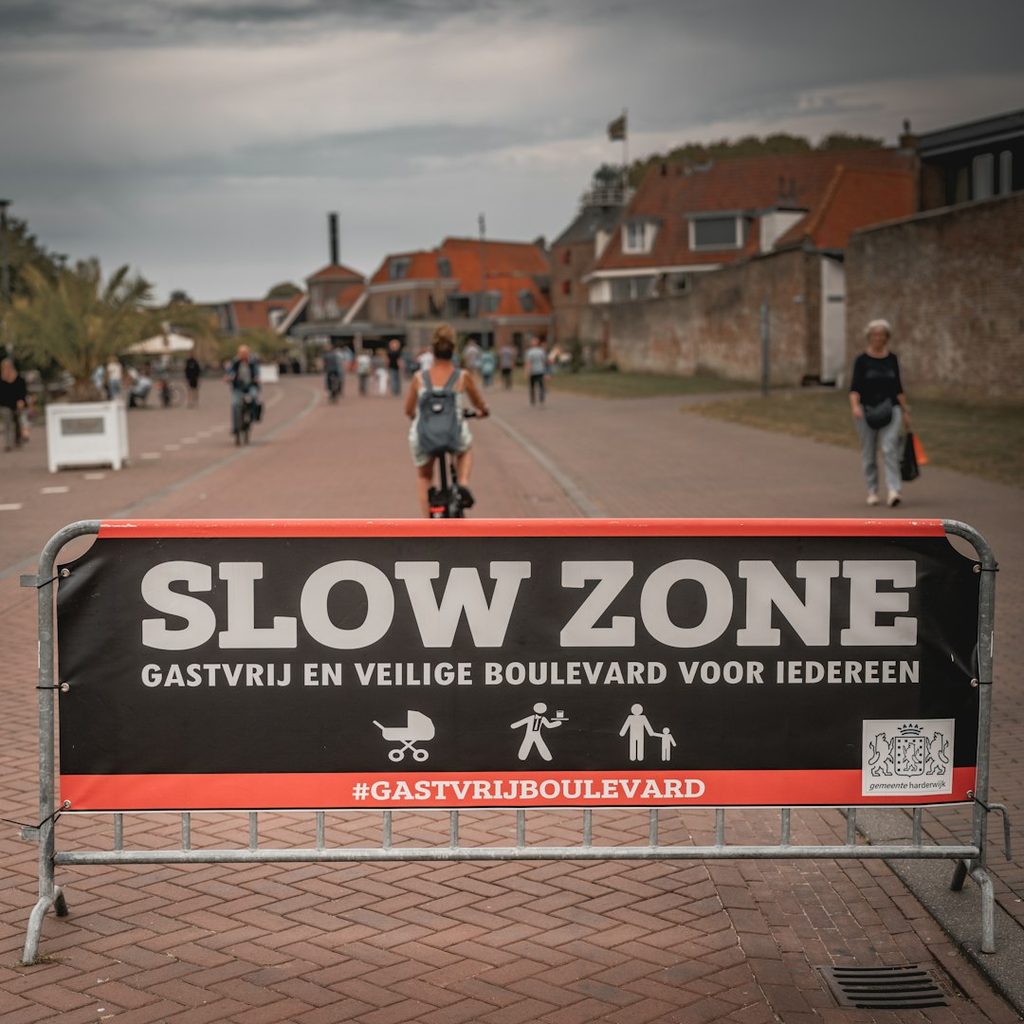 Banner Slow Zone di jalur bersepeda