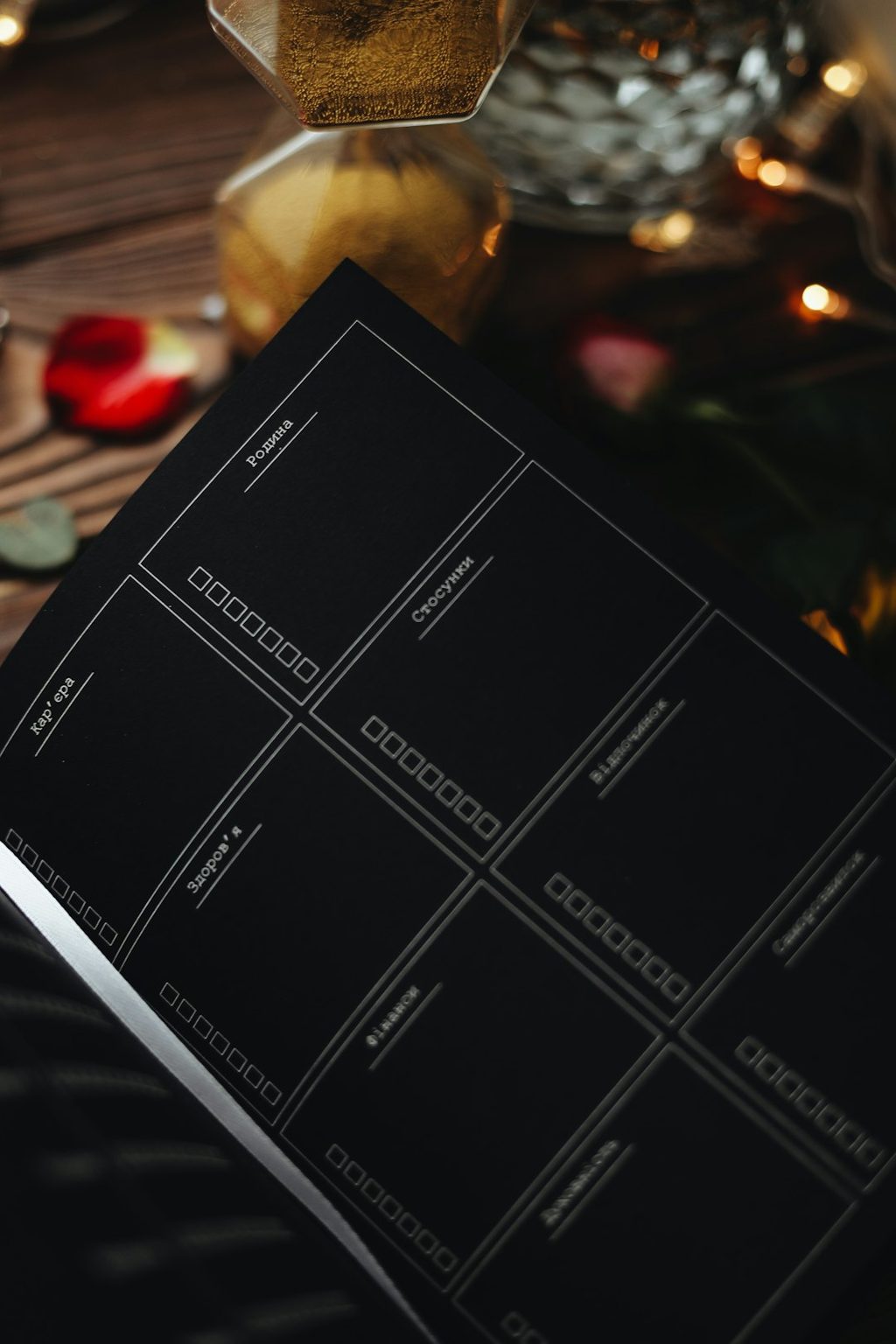 Kalender meja modern dengan desain minimalis yang cocok untuk promosi klinik, studio, atau front desk bisnis.