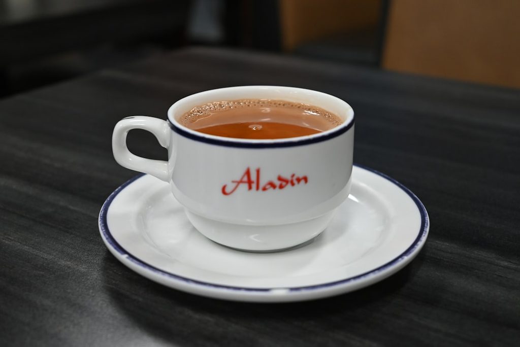 cangkir teh di atas saucer menggambarkan pengalaman brand yang terasa personal dan hangat