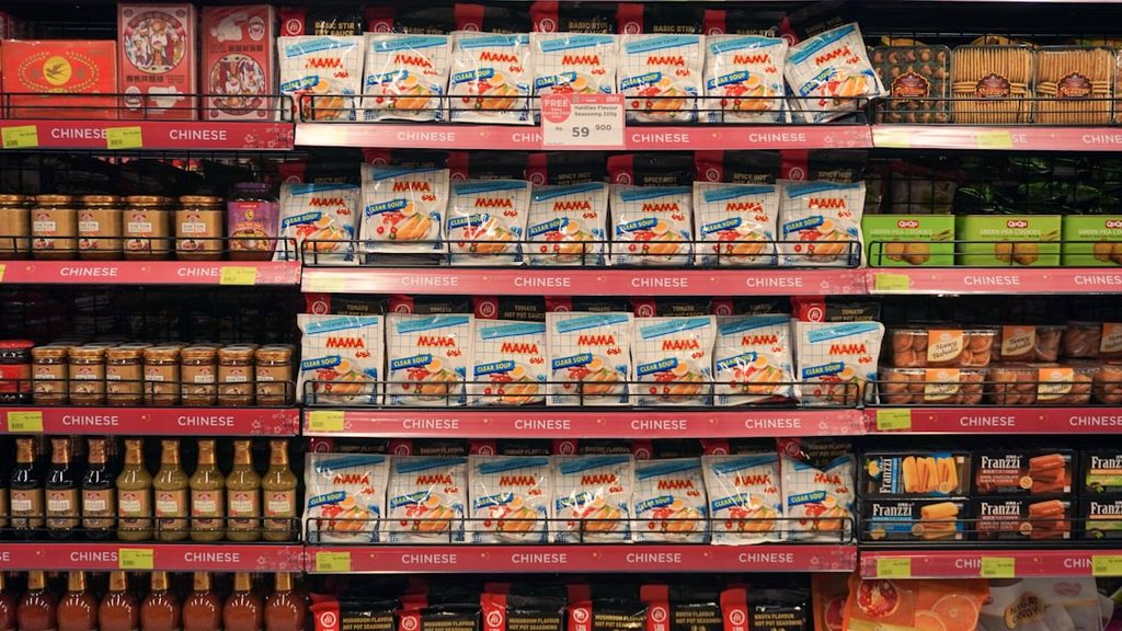 Rak toko dengan berbagai jenis snack dan makanan ringan.
