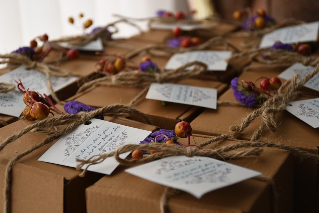 Paket hadiah dikemas dengan rapi dan label tangan, cocok untuk perayaan atau hadiah.