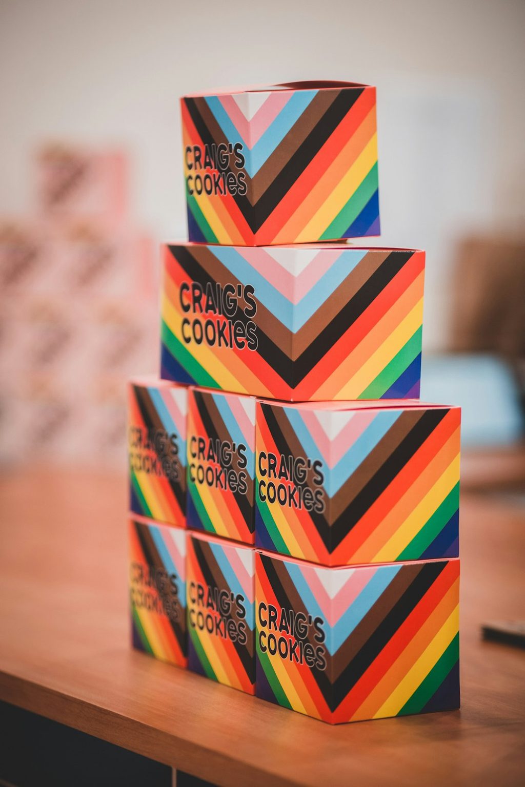 Kemasan cookies dengan warna dan struktur desain yang kuat, menggambarkan bagaimana materi cetak yang rapi membangun kesan brand yang lebih premium.