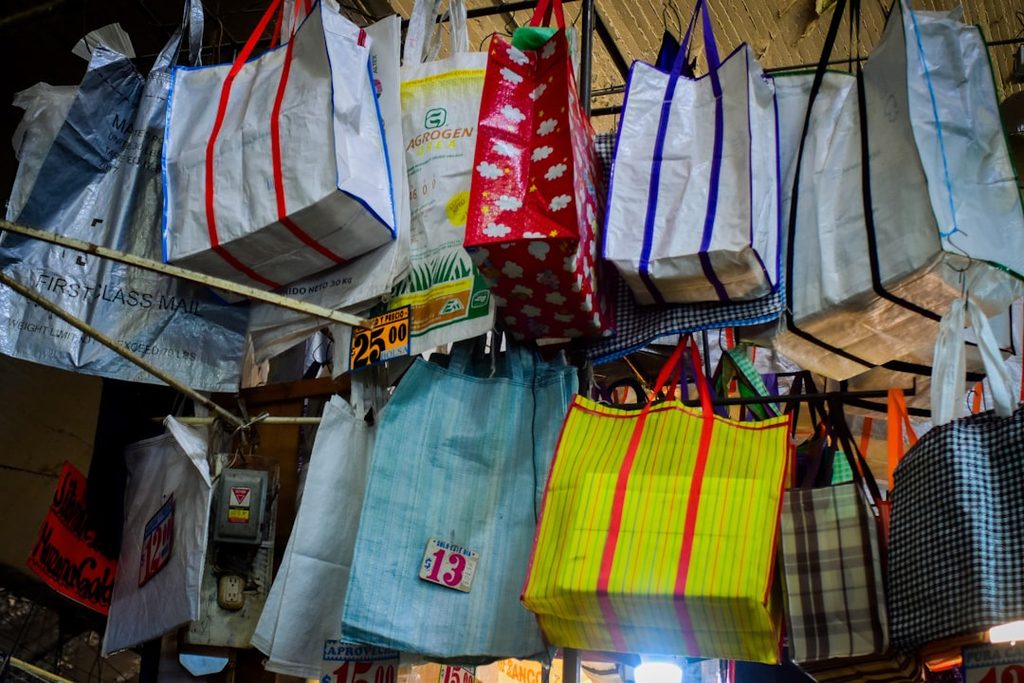 Berbagai jenis tas ramah lingkungan di gantung di pasar