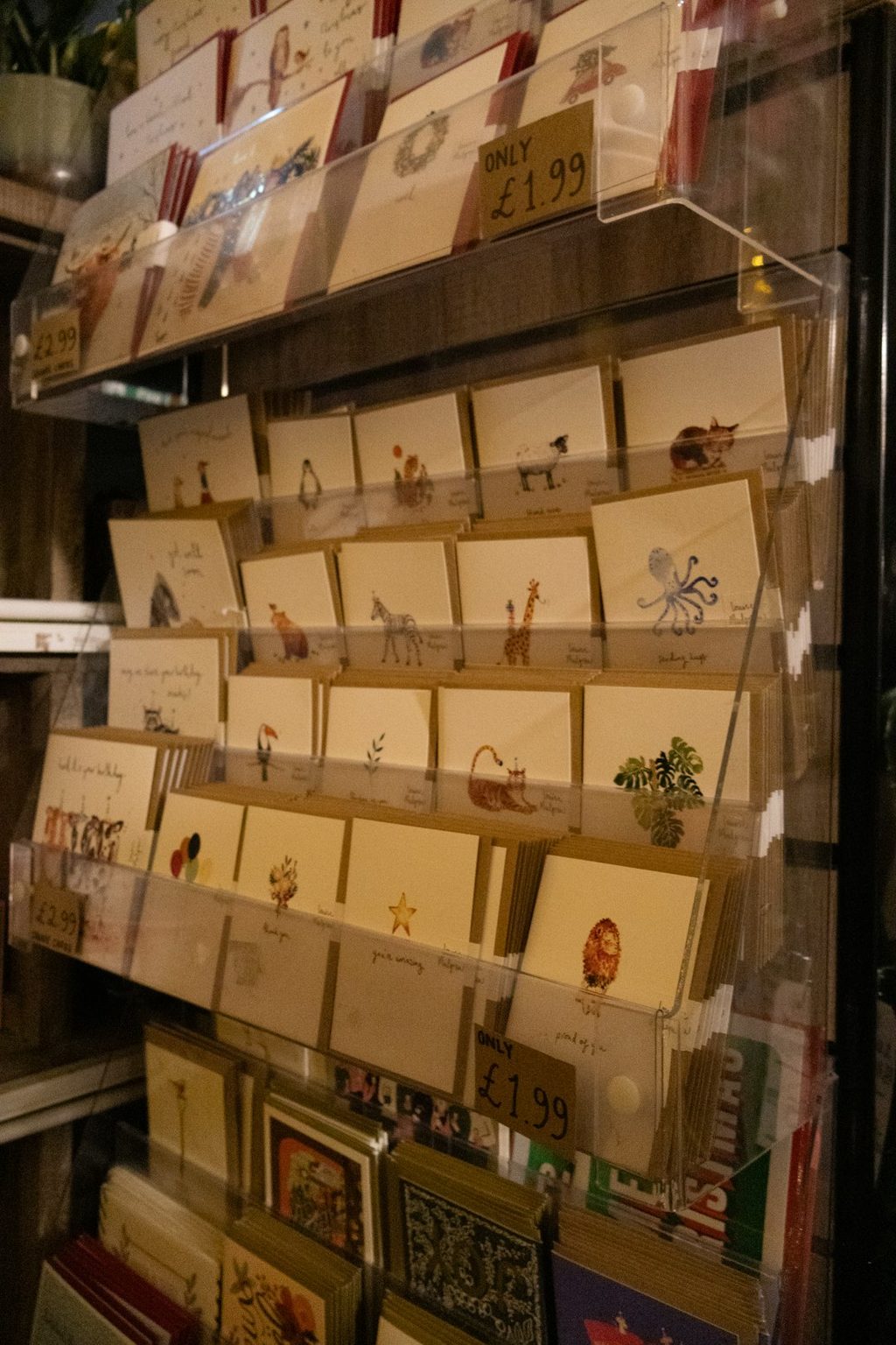 Rak display berisi beragam kartu ucapan yang menunjukkan banyak pilihan desain untuk menjaga silaturahmi bisnis dan personal.
