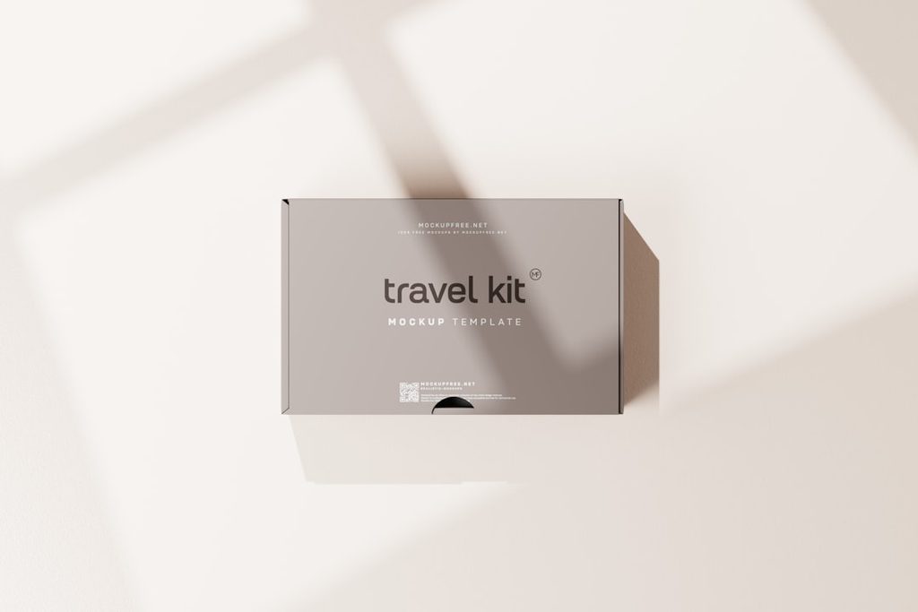 Box mockup travel kit dengan pencahayaan soft untuk inspirasi kemasan skincare