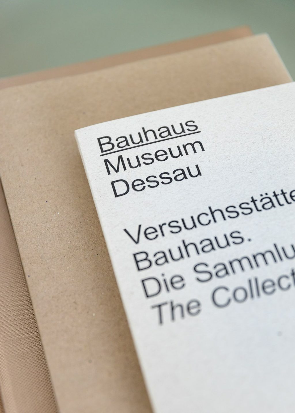 Brosur informasi museum Bauhaus Dessau dengan desain minimalis