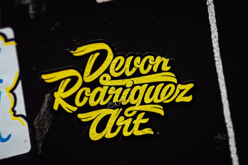 Stiker branding pada permukaan yang menunjukkan pentingnya logo jelas di media tempel