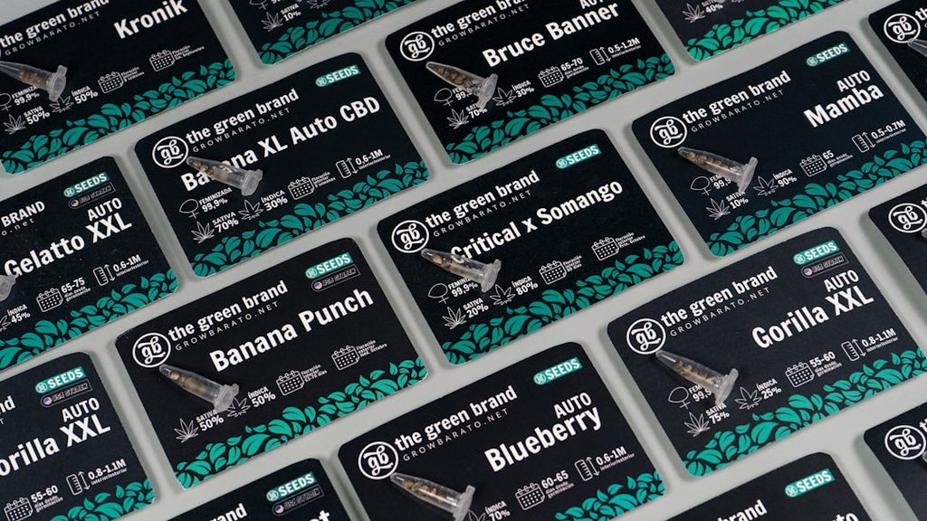 Rangkaian label dengan berbagai varietas budidaya dan merek, menunjukkan perbedaan desain yang tetap konsisten untuk promosi limited edition.