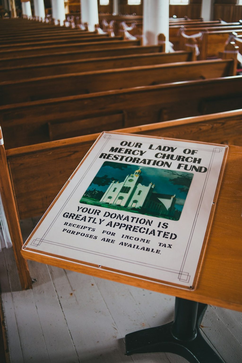 Tanda donasi gereja Mercy di dalam ruang gereja