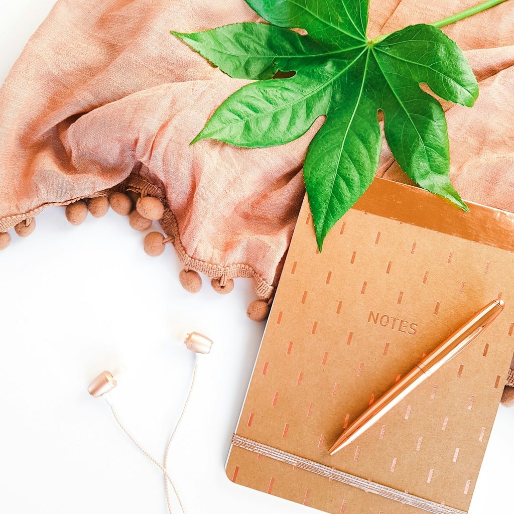 Notebook dengan aksen rose gold dan pena sebagai inspirasi warna untuk stationery premium dan unboxing elegan