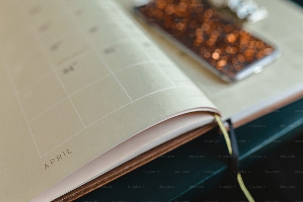 Buku catatan dengan planner bulanan April