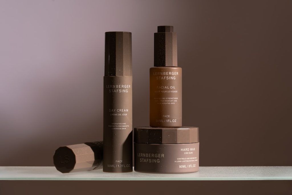Produk skincare dalam kemasan premium sebagai contoh pengalaman unboxing yang meningkatkan persepsi kualitas brand.