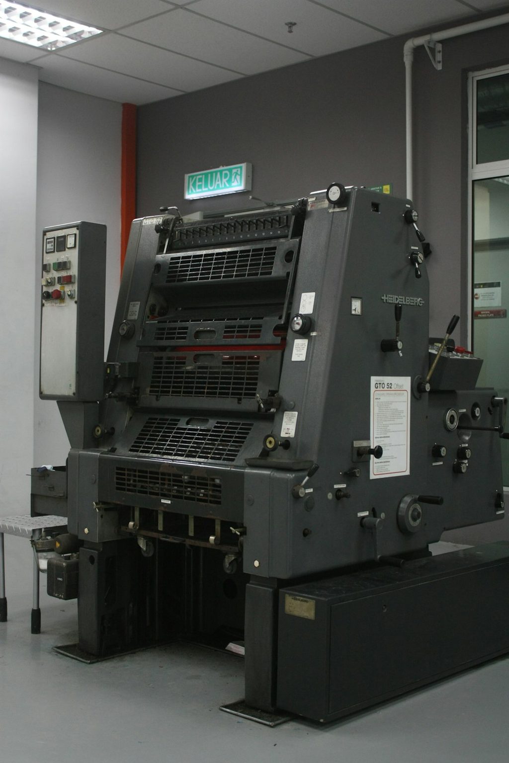 Mesin cetak offset modern untuk produksi brosur dan katalog dengan hasil tipografi yang tajam.