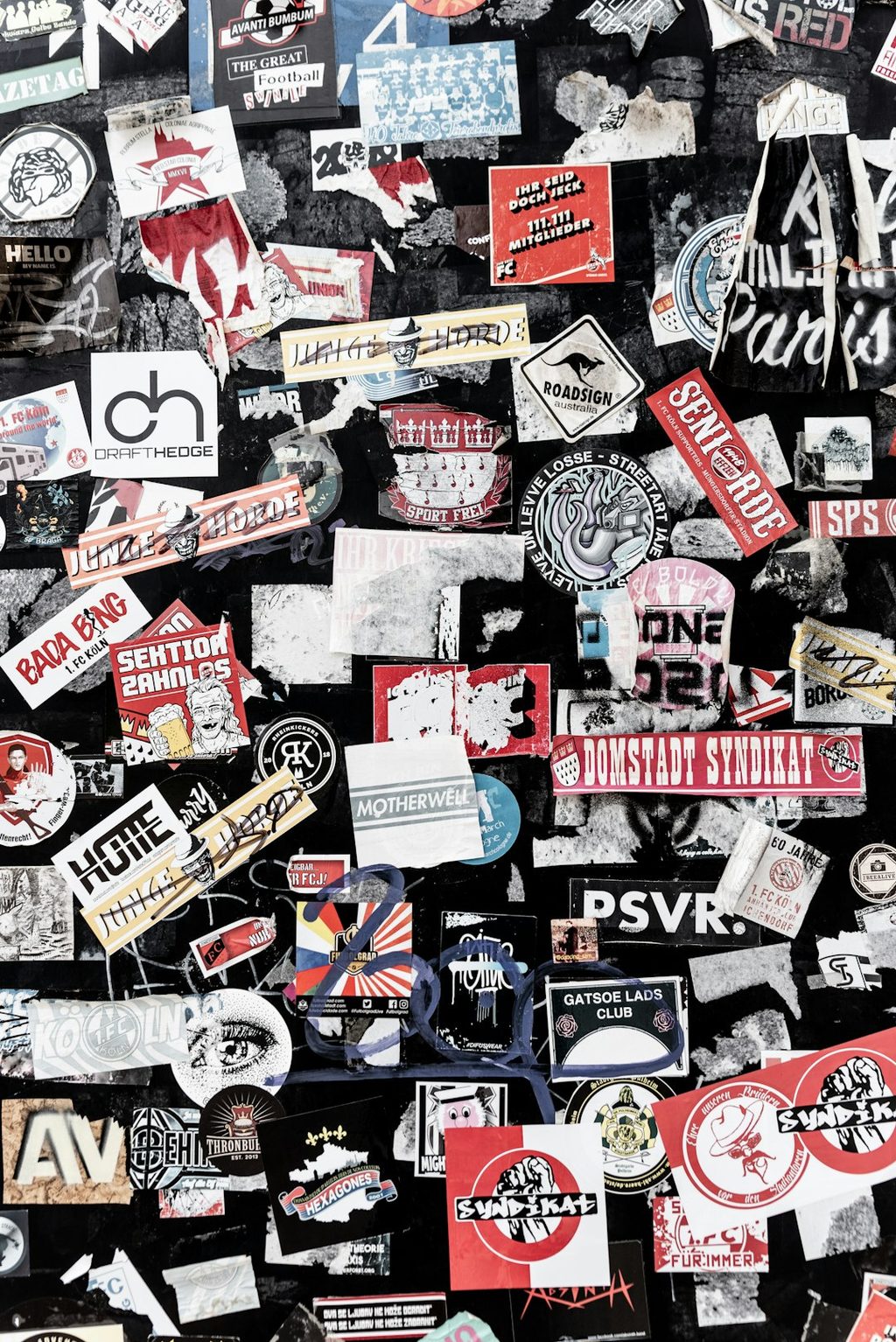 Gambar berisi stiker bertuliskan berbagai pesan dan logo dalam gaya aesthetic dengan latar hitam.