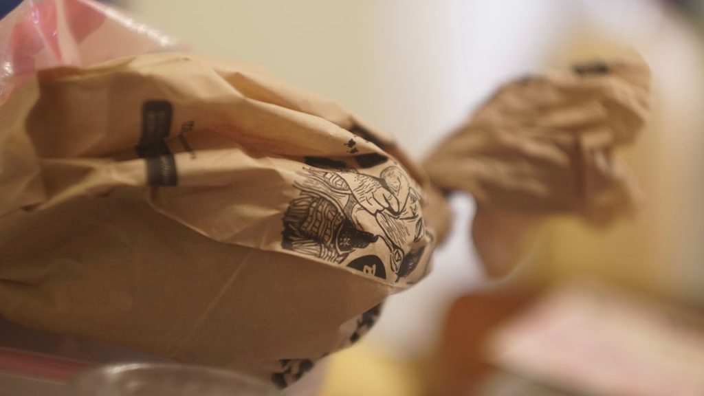 Kemasan plastik dengan desain grafis, cocok untuk percetakan online.