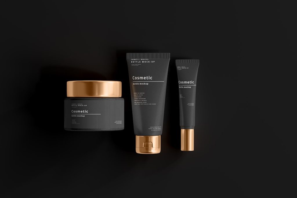 Tiga botol kosmetik modern dengan desain elegan dan berwarna hitam.