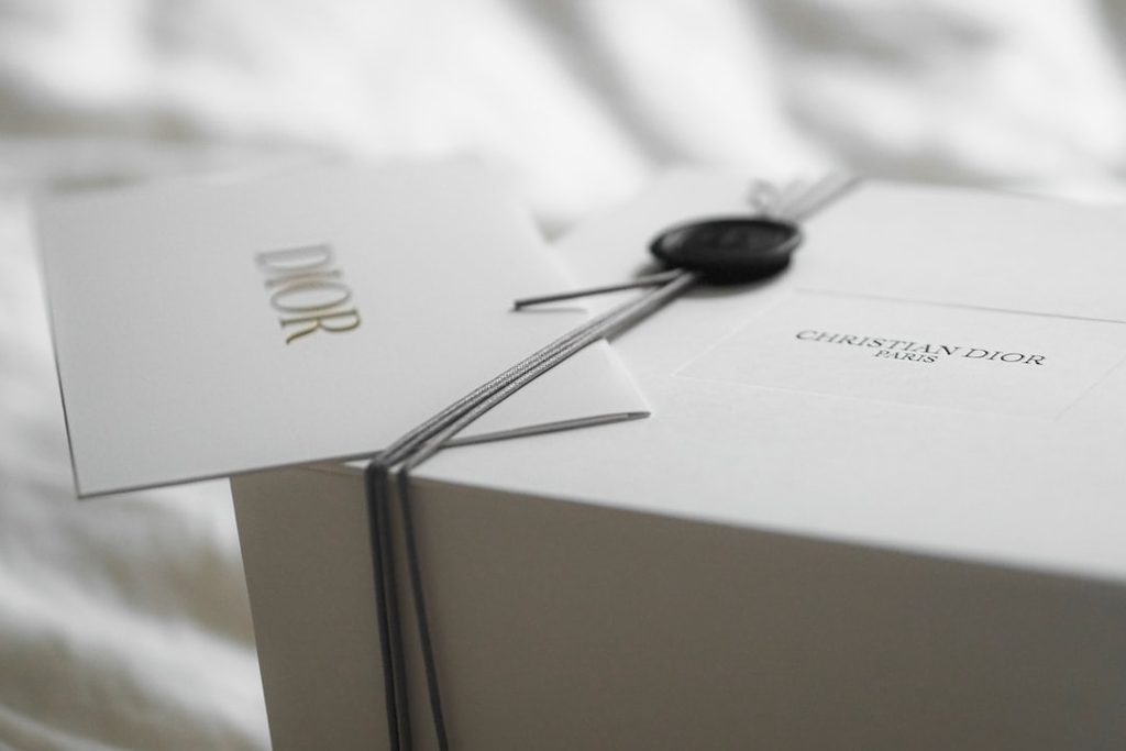 Packaging elegan dengan logo Christian Dior, ideal untuk promosi fashion premium.