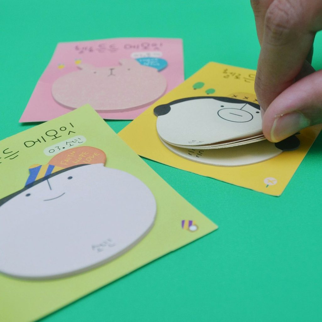 Stiker akrilik kecil dengan desain karakter lucu untuk bonus dekorasi pada paket souvenir hadiah