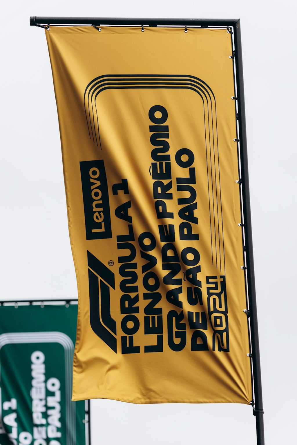 Banner kuning bertuliskan 'Formula Lenovo Grand Prix' dan tahun 2024.