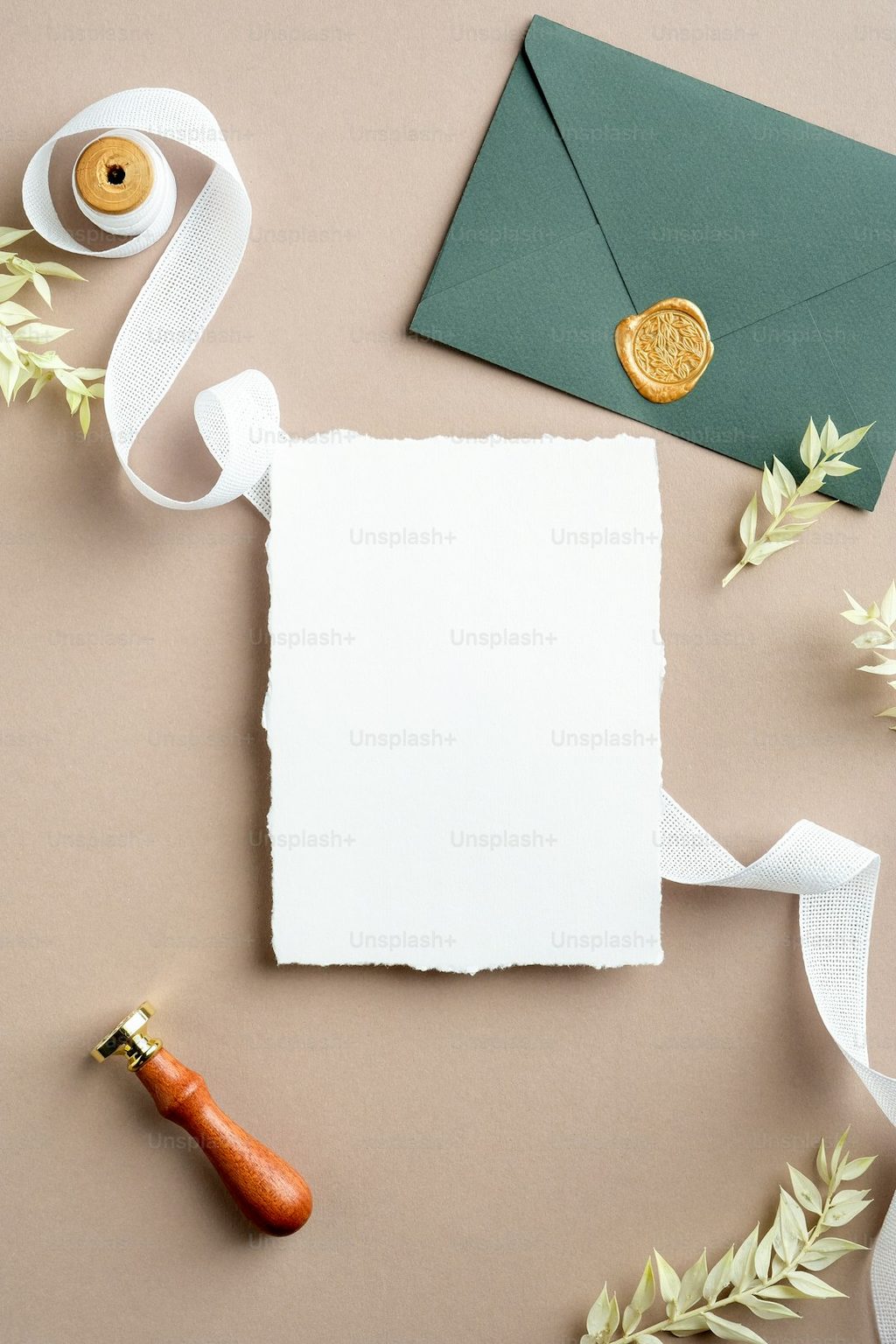 Papercraft elegan dengan sablon dan pernak-pernik dekoratif.