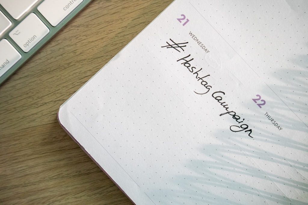 Tampilan dekat kalender digital dengan tema '#HashtagCampaign'