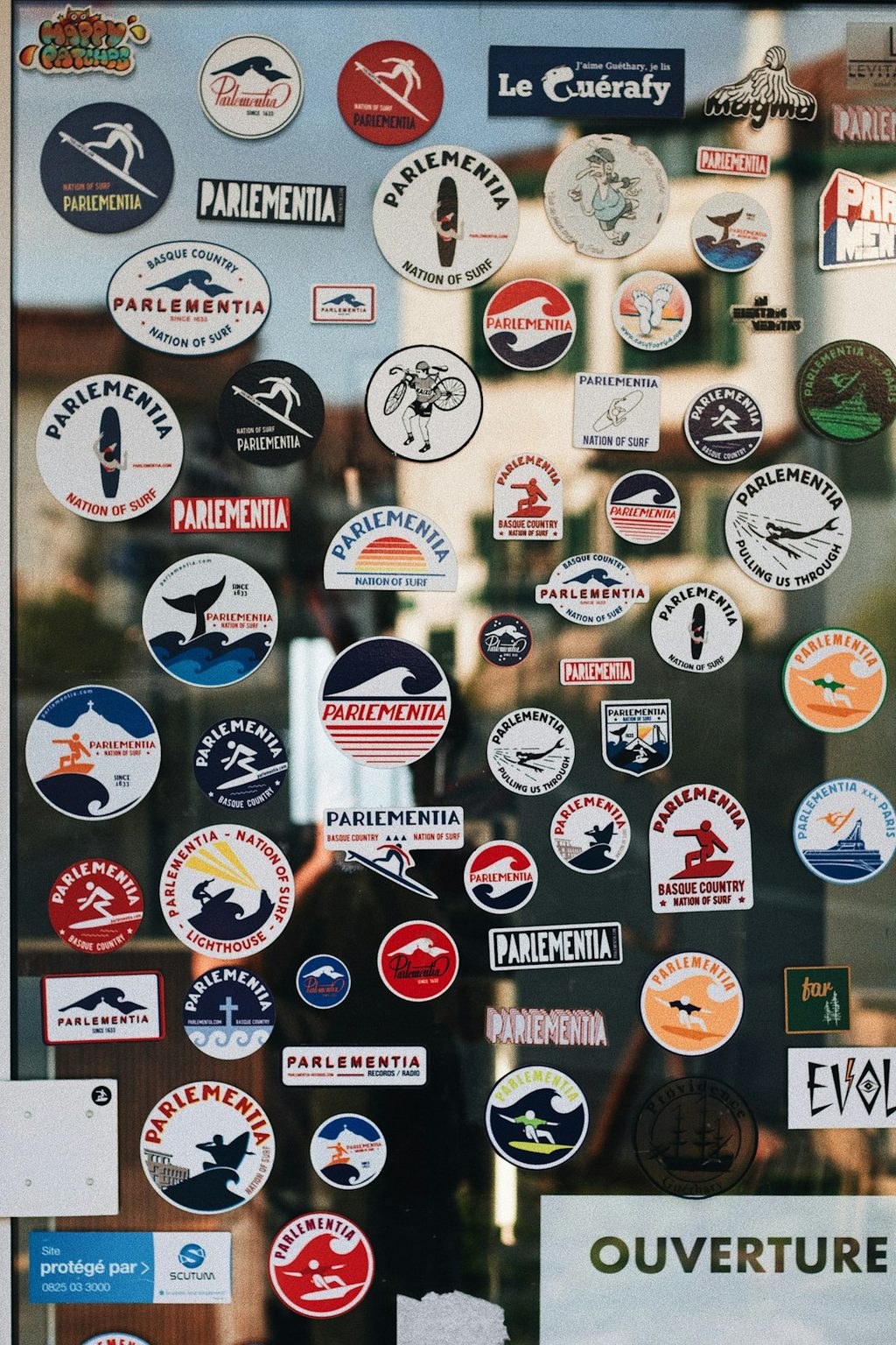 Ragam stiker dengan desain unik dan berbagai tema, ideal untuk branding.