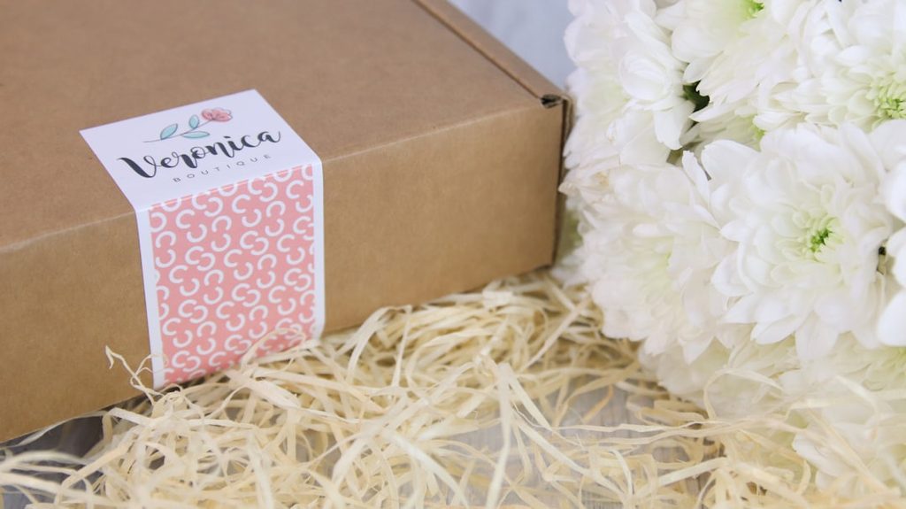 Kotak kemasan dengan desain elegan dan motif floral, cocok untuk branding.