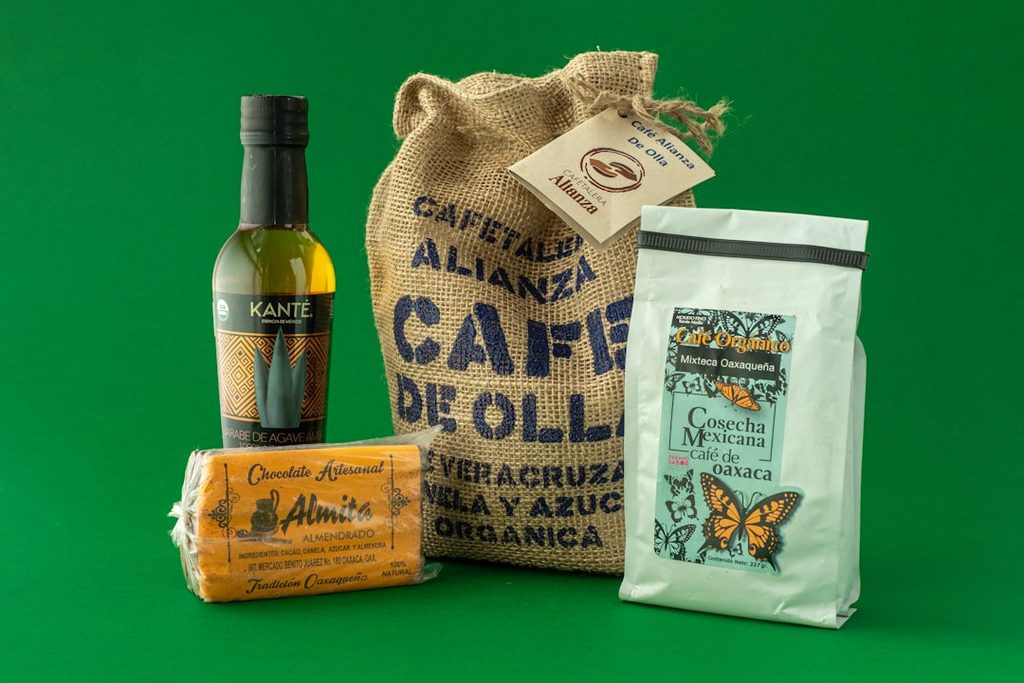 Paket kemasan kopi organik dan minyak zaitun dengan label 'Alianza de Olivos'.