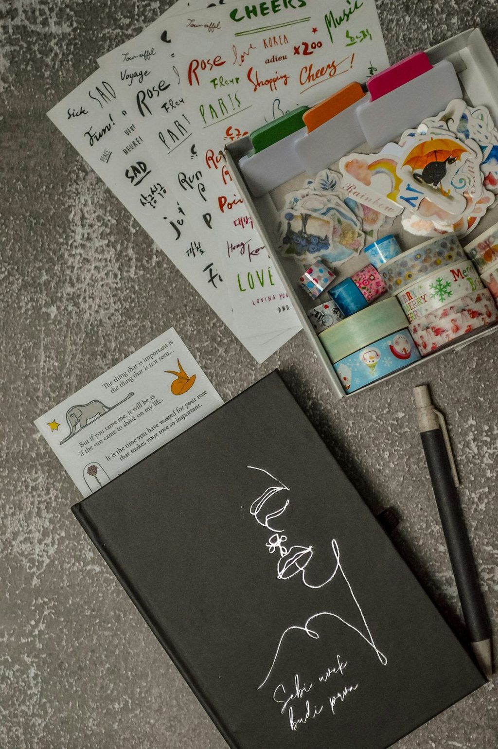 Kit lengkap dengan stiker, washi tape, dan pena tanda tangan.
