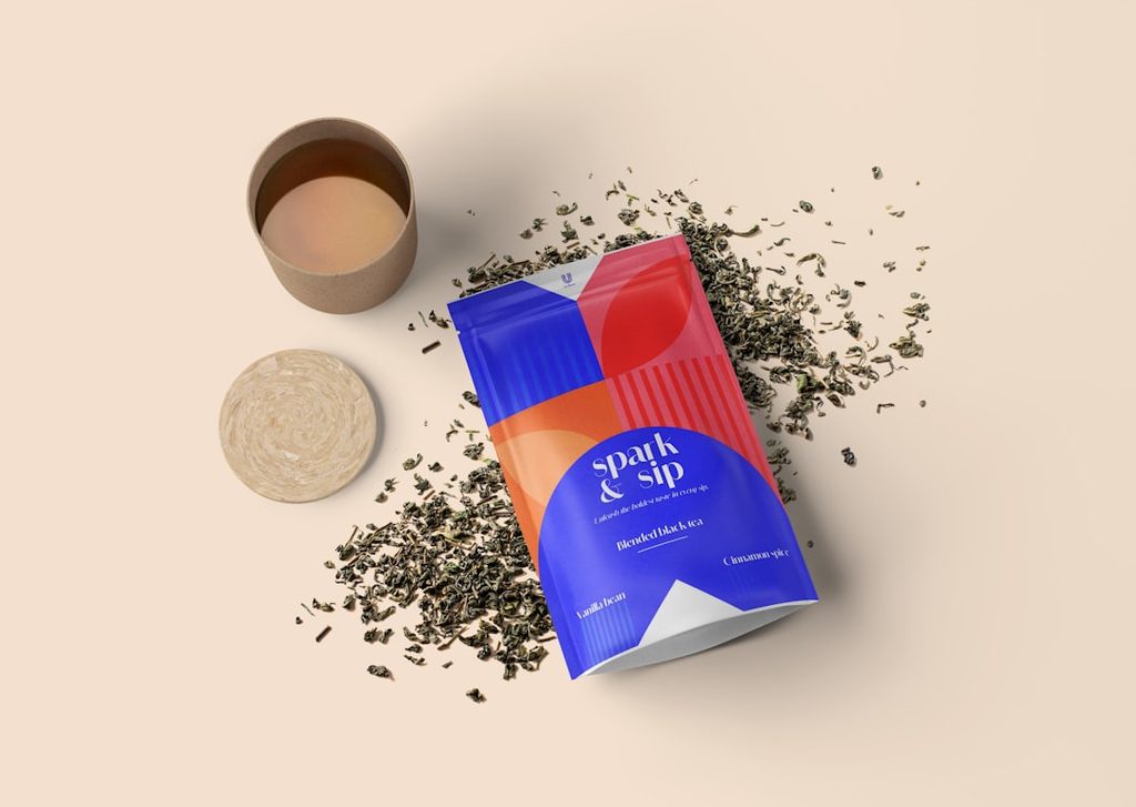 Paket minuman herbal dengan kemasan modern dan sedang terbuka.
