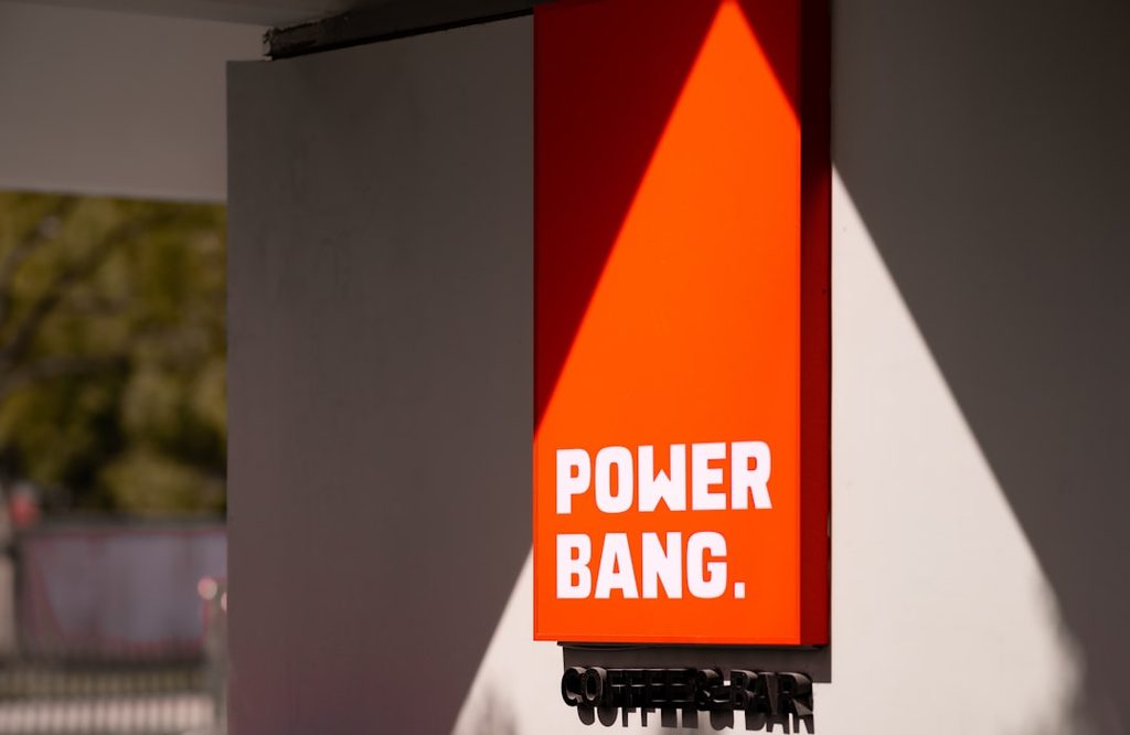 Banner dengan tulisan 'Power Bang' dan warna orange yang menonjol.