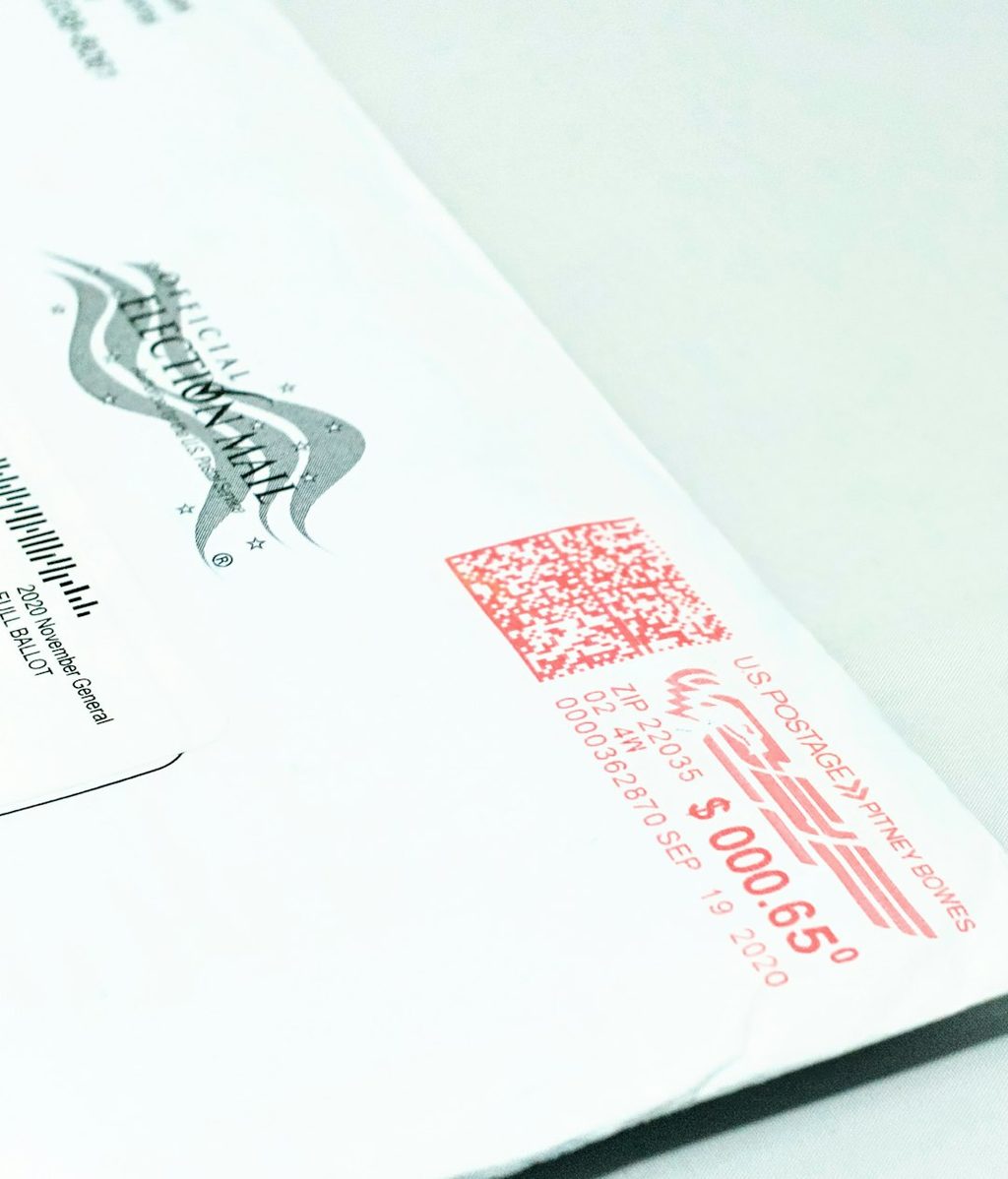 Label stiker putih dengan QR code dan nomor unik, ideal untuk branding produk.