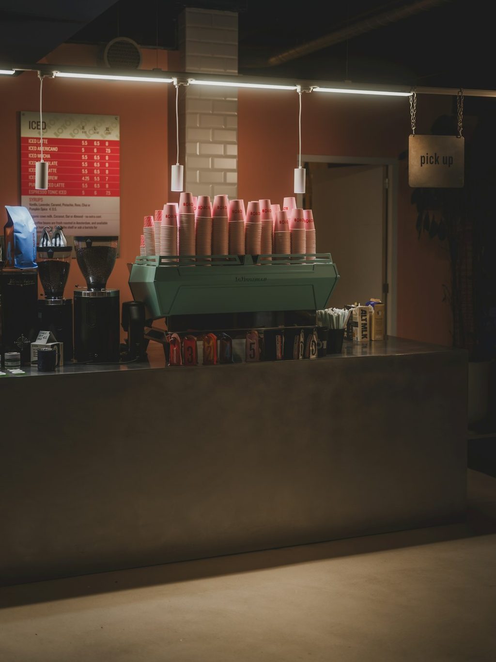 Pemandangan interior cafe dengan mesin canggih untuk membuat kopi.