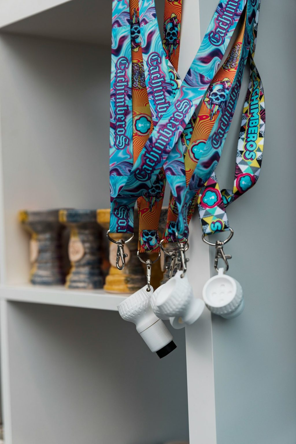 Lanyard dengan kemasan plastik dan tali desain eksotis di rak.