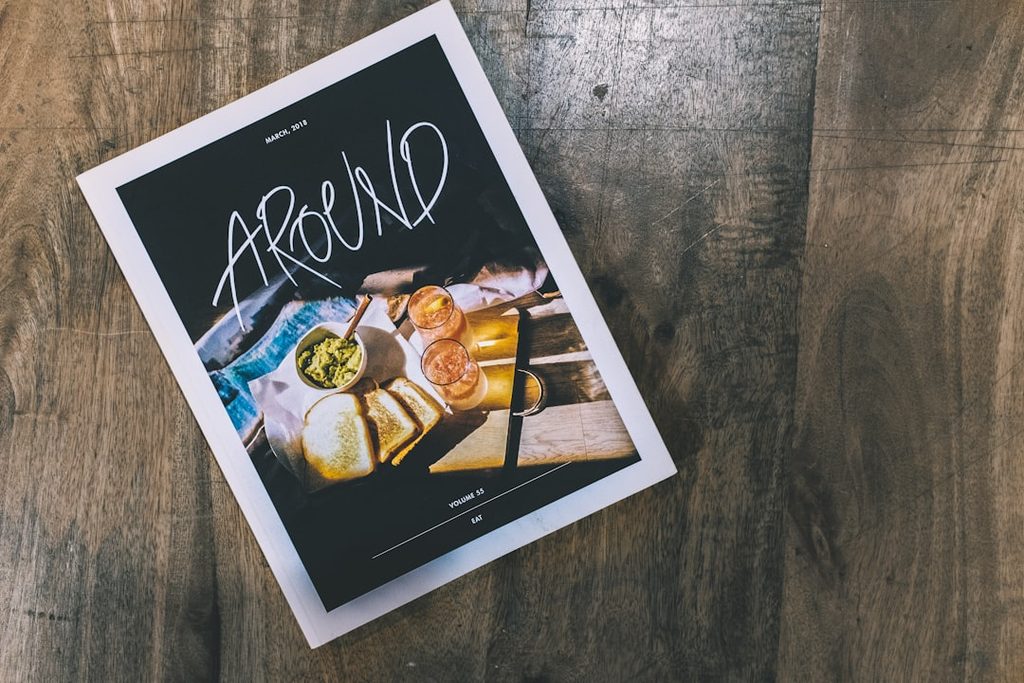 Brosur kuliner dengan foto makanan dan logo Aroma sebagai contoh visual menu restoran yang menonjolkan item unggulan