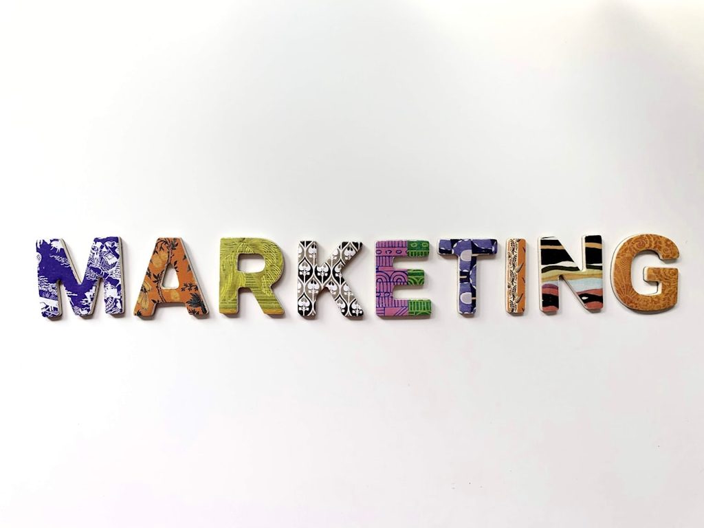 multicolored marketing freestanding letter untuk menyusun pesan promosi brand ke materi cetak