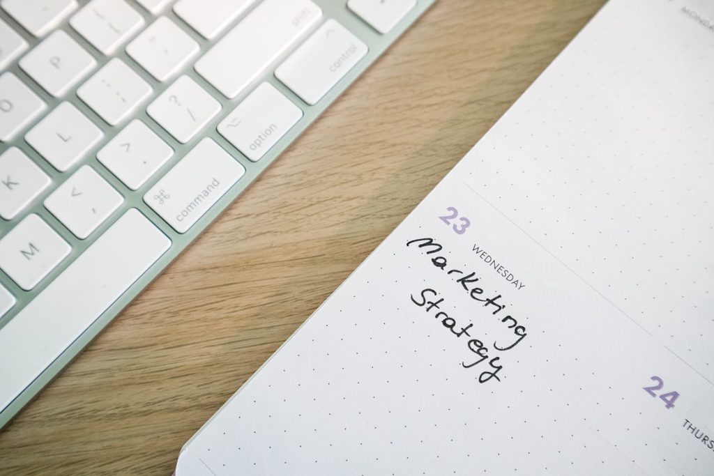 Buku agenda berisi catatan strategi kerja untuk menyusun target tahun baru